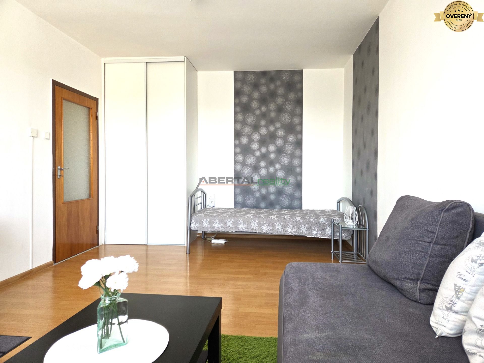 1 predaj 1 izbový byt Ipeľská Bratislava rekonštrukcia.jpg