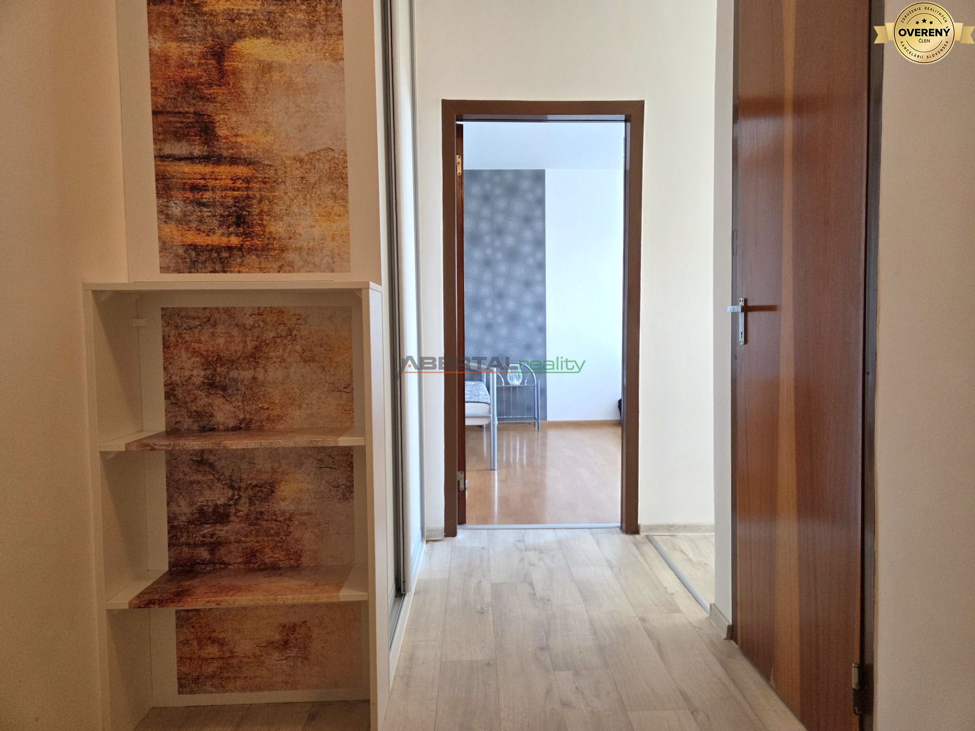 9 predaj 1 izbový byt Ipeľská Bratislava rekonštrukcia vstuna chodba.jpg