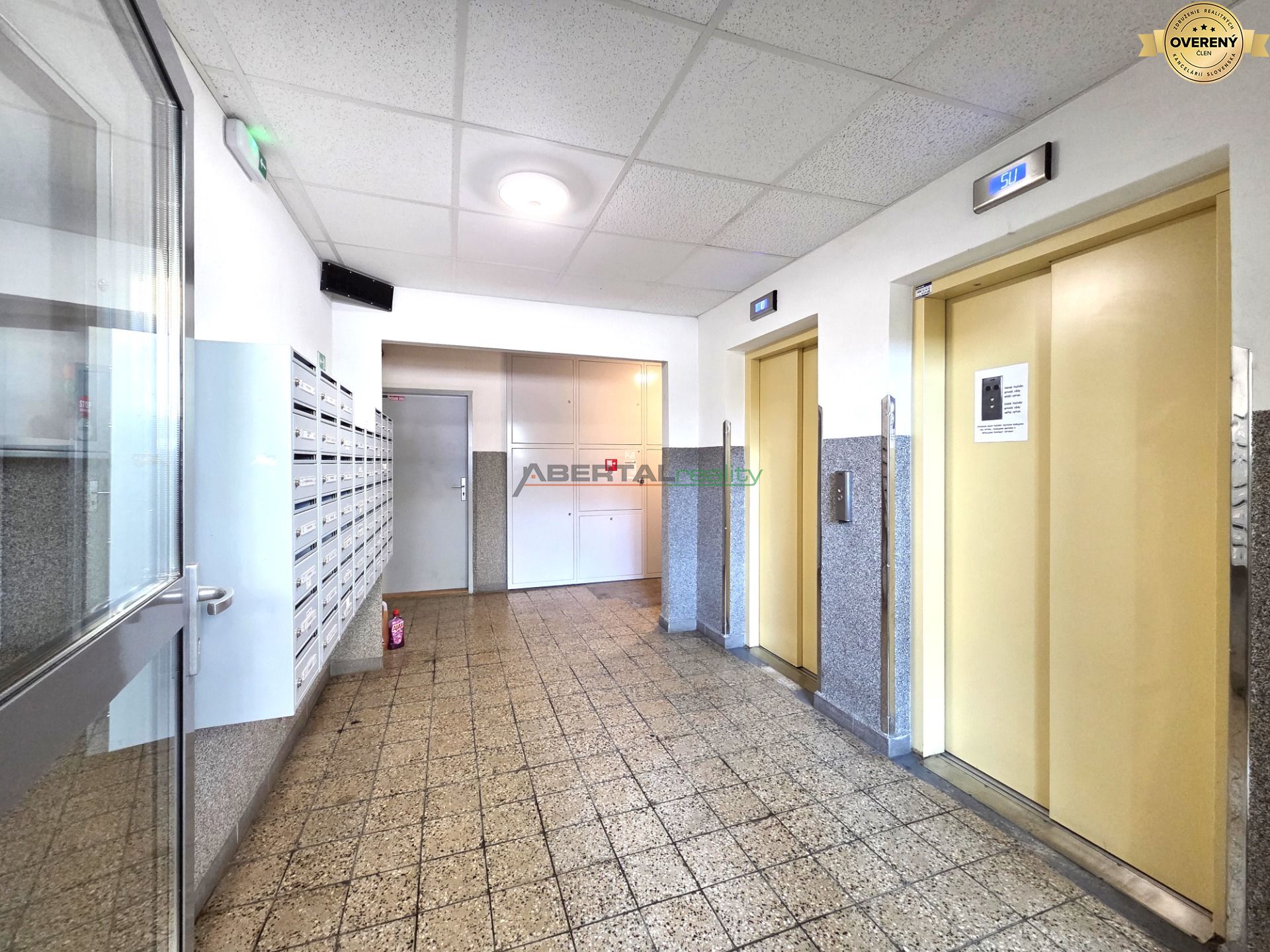 11 .1 predaj 1 izbový byt Ipeľská Bratislava rekonštrukcia vchod.jpg