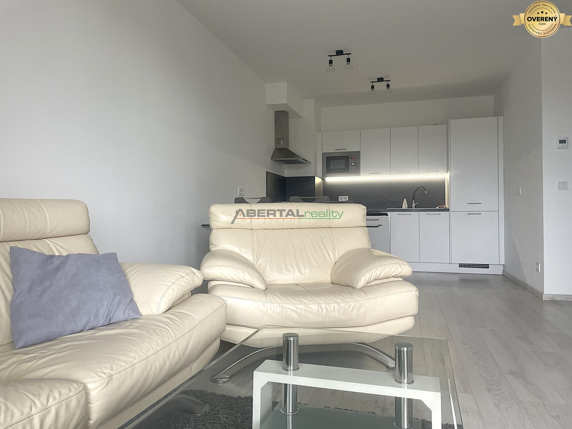 Prenájom, 2izbový byt, Inovecká, parking, loggia, obývačka.jpg