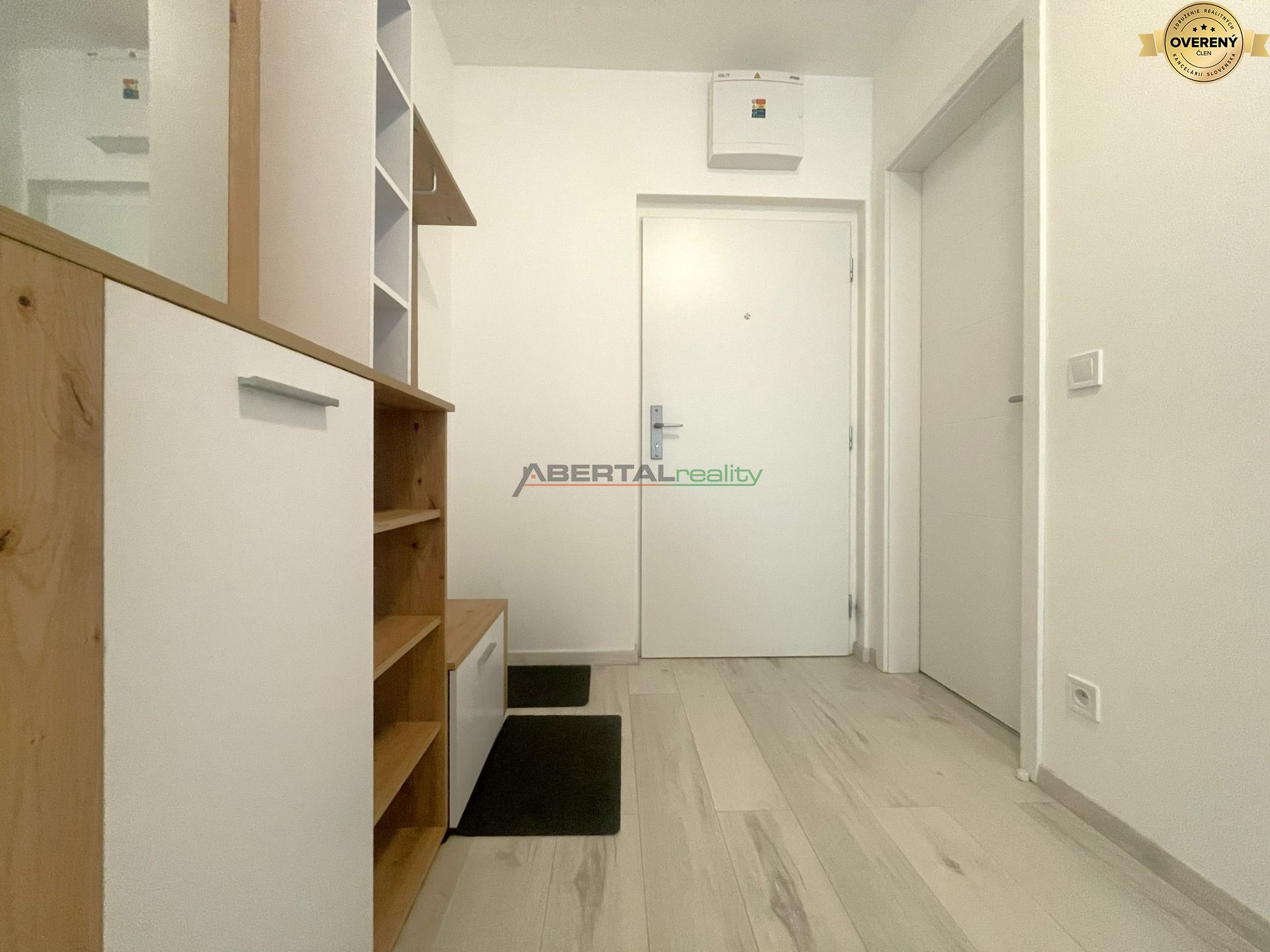Prenájom, 2izbový byt, Inovecká, parking, loggia,chodba.jpg