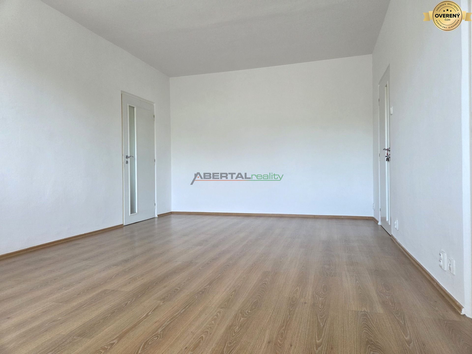 Predaj, Sibírska ulica, Nové mesto - Bratislava, 2i byt, obývačka.jpg