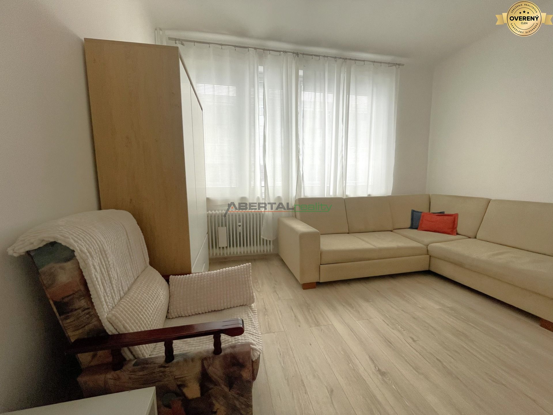 prenájom Košice, Puškinova, Staré mesto, 3 izbový byt, obývacia izba II.jpg