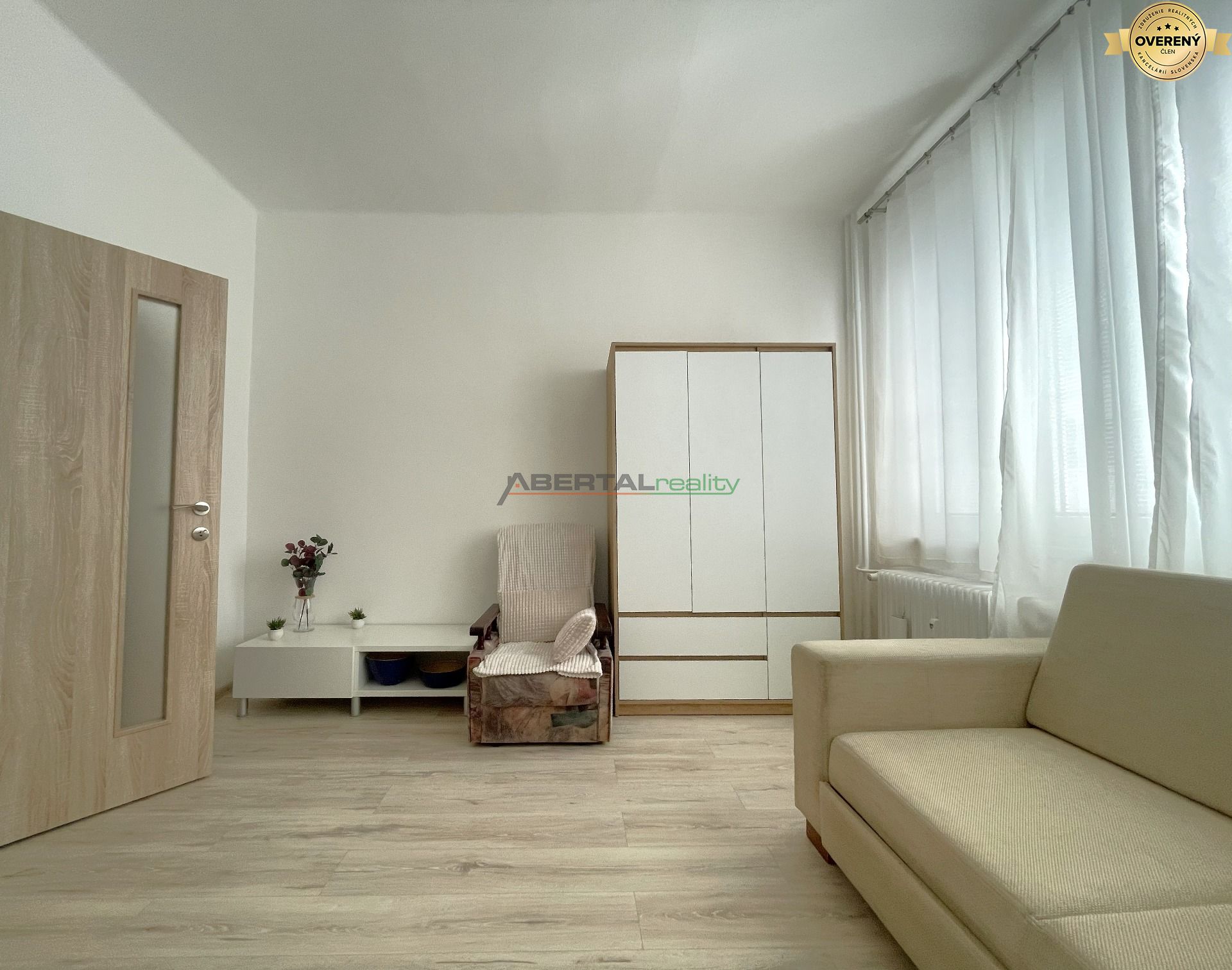 prenájom Košice, Puškinova, Staré mesto, 3 izbový byt, obývacia izba.jpg