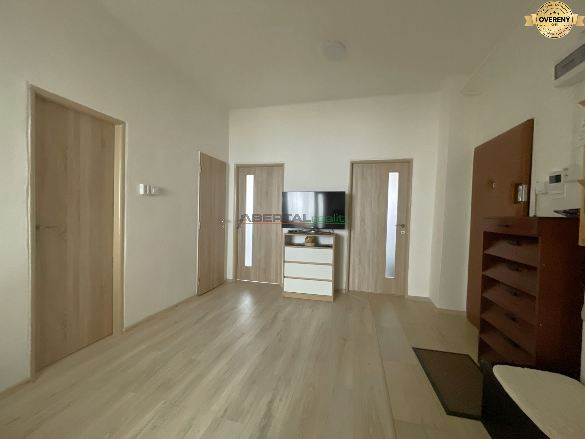 prenájom Košice, Puškinova, Staré mesto, 3 izbový byt, vstupná chodba.jpg