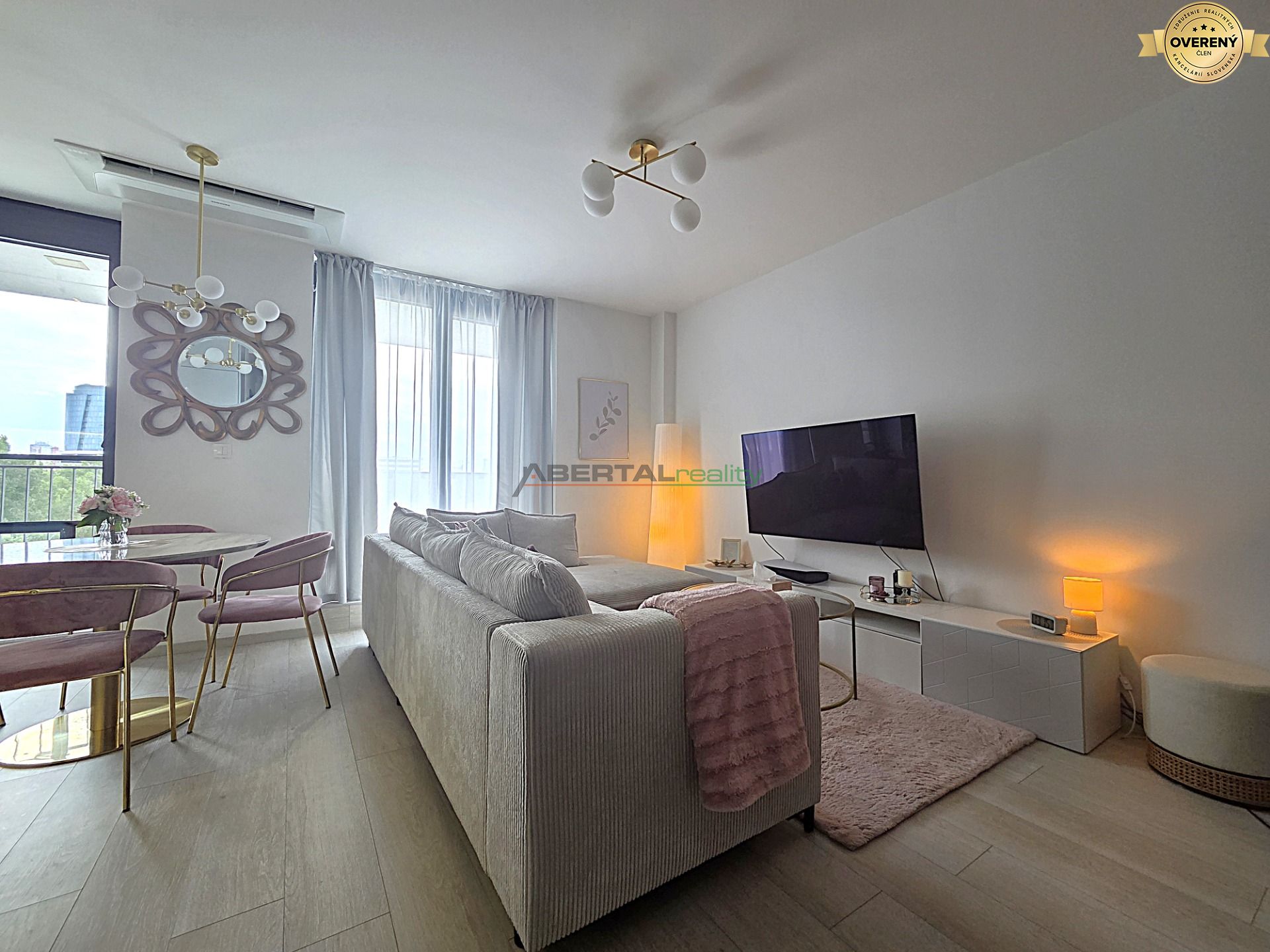 Prenájom, 3i byt, Junácka, Nové mesto - BA, parking, klima, loggia, obývacia izba II.jpg